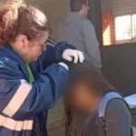 Una mujer entró a un colegio y golpeó a cadenazos a una alumna que se había peleado con su hija: “Voy a ir a tu casa y te voy a matar”
