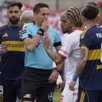 Otro escándalo en Barracas: piña a Merentiel, sin roja y el VAR no llamó
