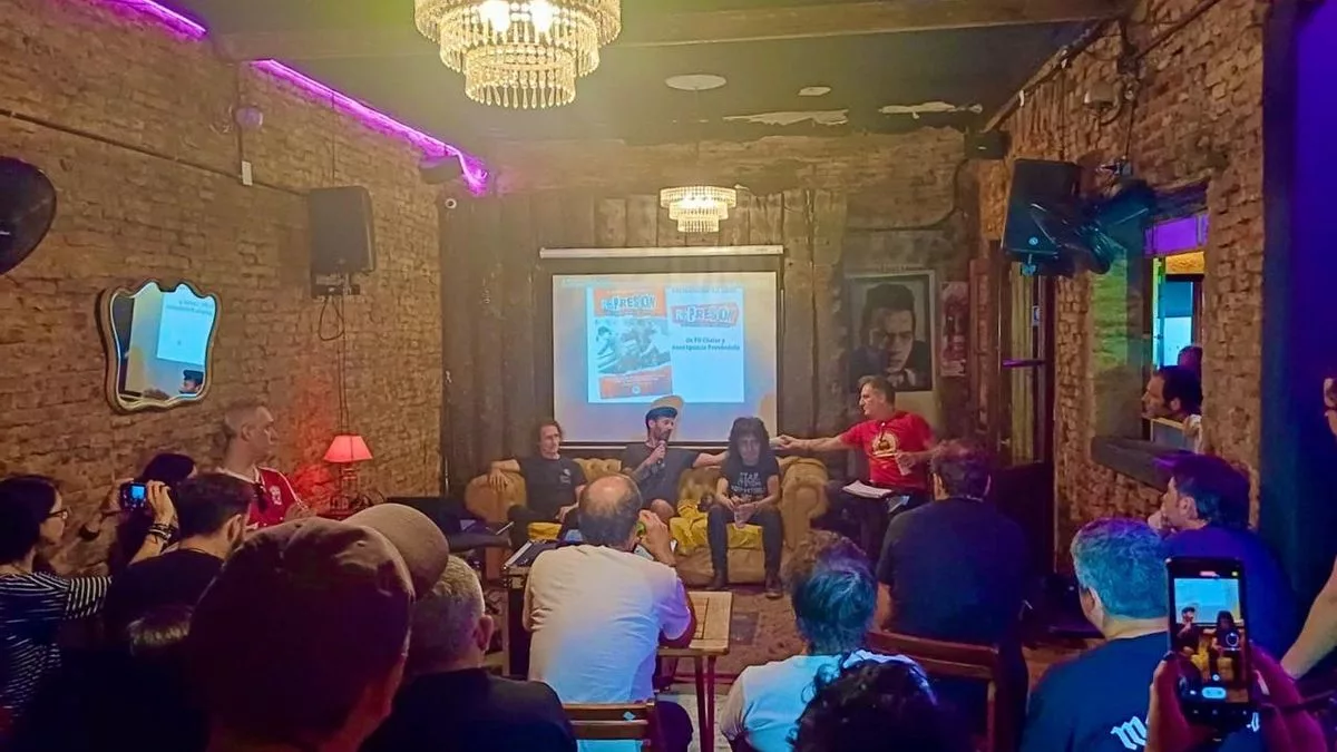De izquierda a derecha: Beto Zamarbide, Juan Ignacio Provéndola, Sergio Gramática y Mariano Asch, durante la presentación de Represión en Strummer Bar.