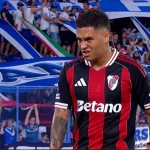 Alarma en River: Juanfer Quintero salió tocado en el primer tiempo