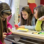 La Unesco advierte que prohibir celulares en clase no resuelve el problema