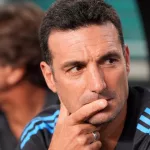 Scaloni, de “lo de Messi lo decidí yo” a “el martes jugarán los nuevos”