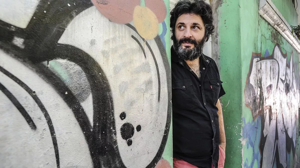 Hernán Ronsino nació en la ciudad bonaerense de Chivilcoy, en 1975.