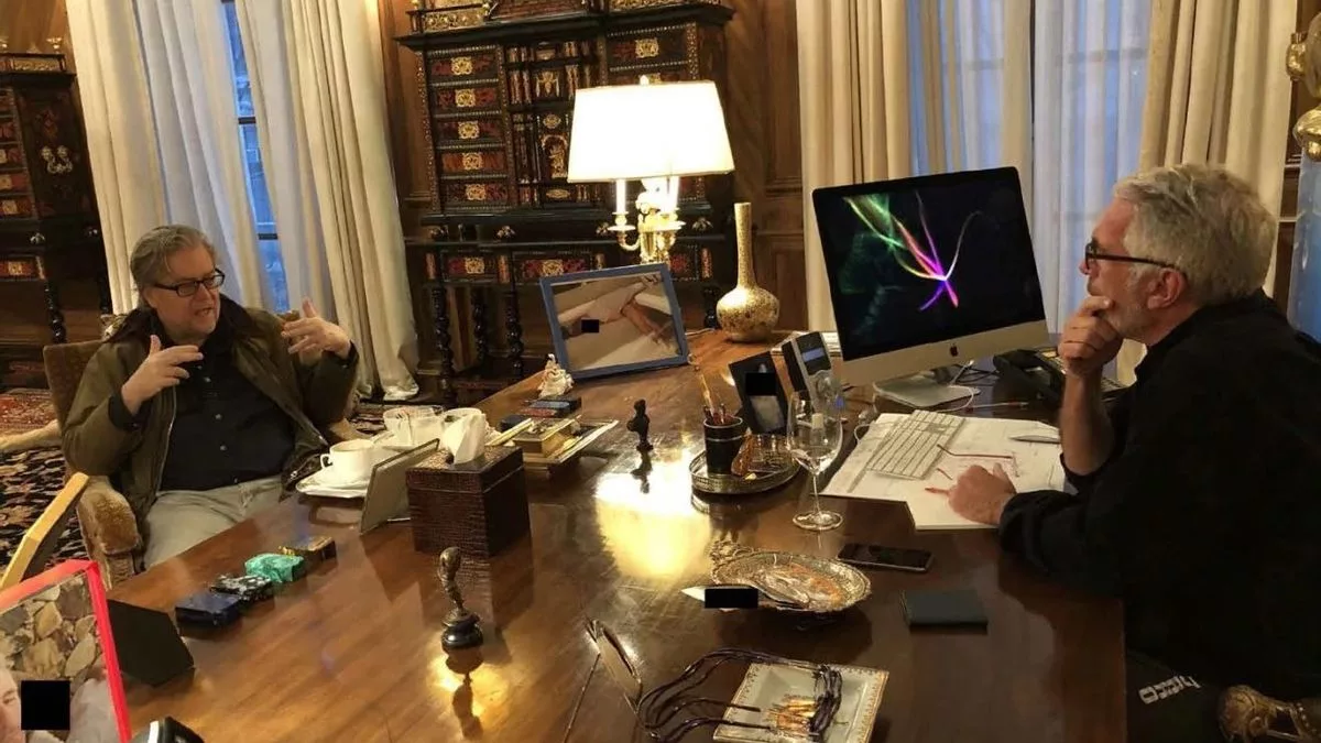Steve Bannon y Jeffrey Epstein.
