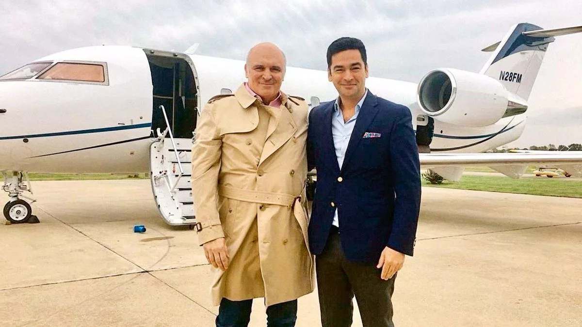José Luis Espert y Nazareno Etchepare, delante del avión de Federico "Fred" Machado, durante la campaña presidencial de 2019