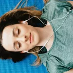 Cómo funciona Yoga Nidra, la técnica de relajación que ayuda a combatir el insomnio, según una psicóloga