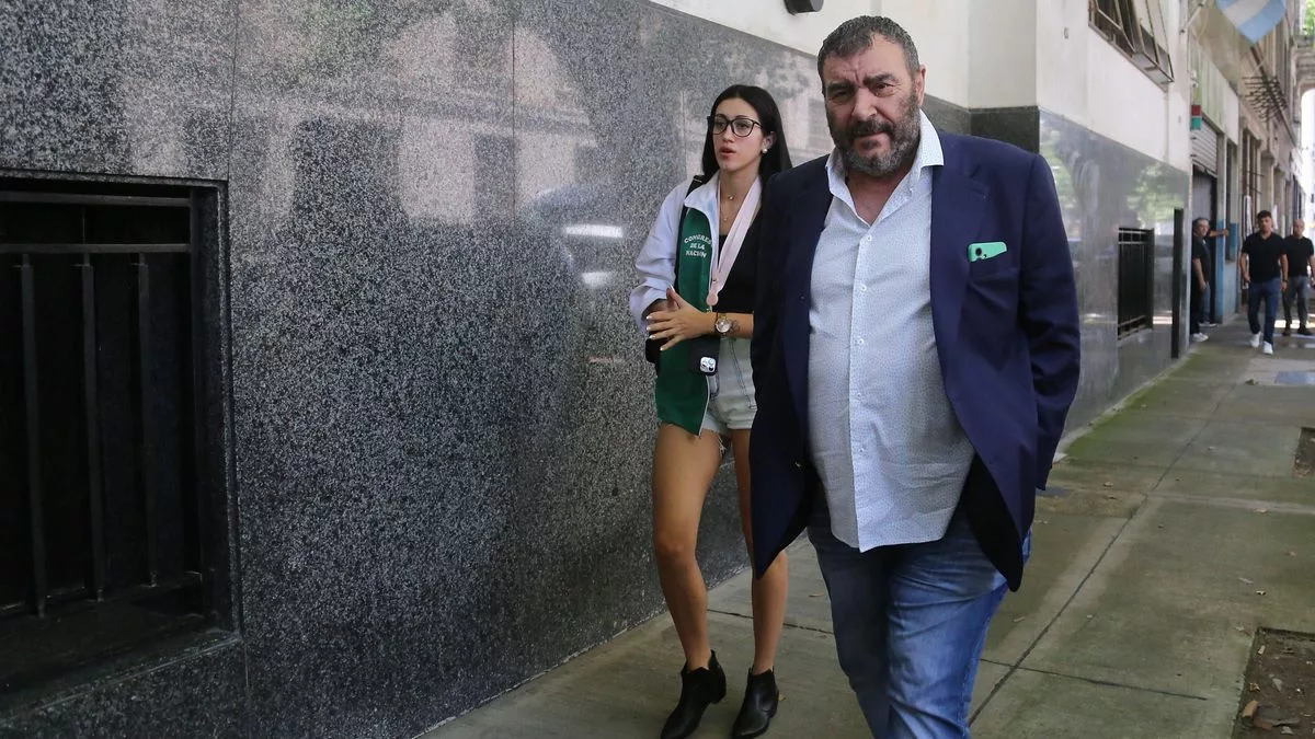 Norberto Di Próspero (Trabajadores Legislativos) ingresando a Azopardo