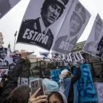 Camiones hidrantes, gas pimienta y balas de goma contra los manifestantes que protestaron frente al Congreso