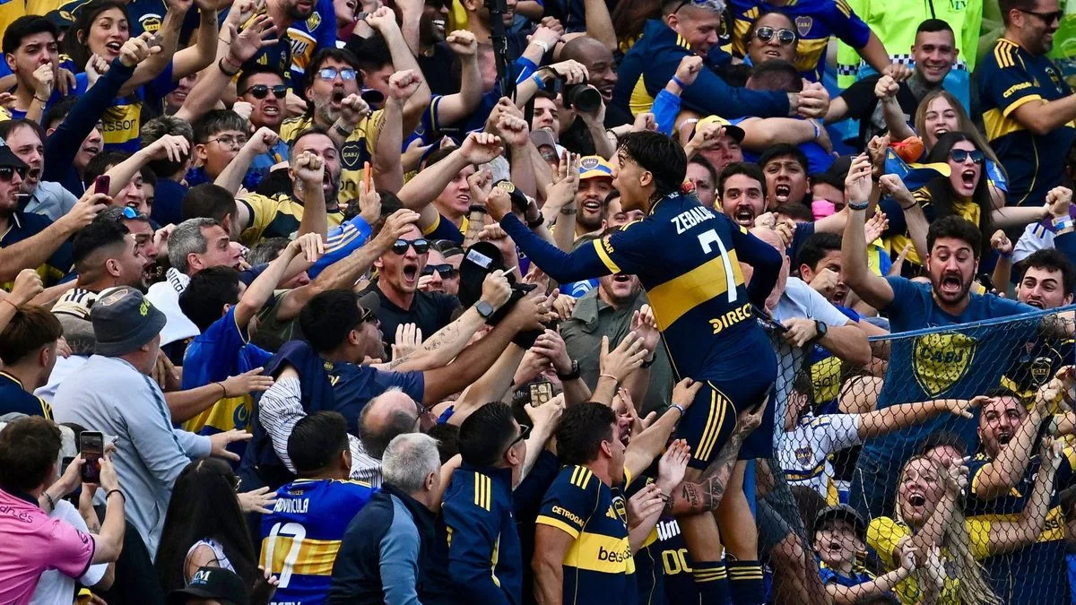 Escena del Super Clásico del futbol argentino entre Boca Juniors y River Plate, esta tarde en la Bombonera