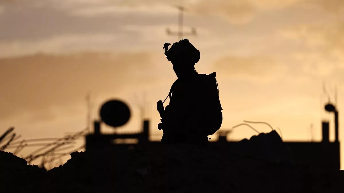 Un soldado israelí en la localidad de Rafah, en el sur de Gaza, actualmente bajo control del ejército.