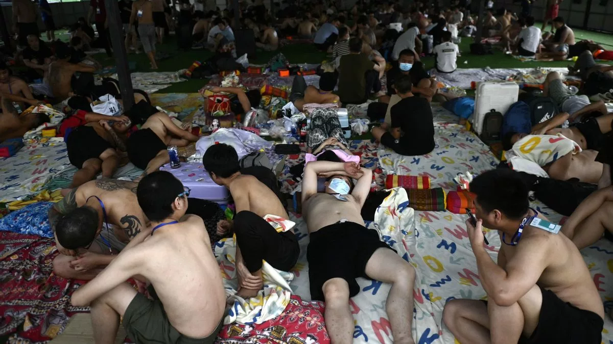 Trabajadores y víctimas de una red de trata descansan tras una operación policial en la frontera oriental de Myanmar con Tailandia el 23 de febrero.