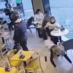 Pánico en un café: en menos de un minuto motochorros armados entraron al bar, le quitaron un maletín con dinero a una pareja y huyeron