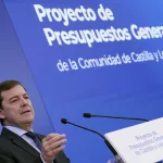 Mañueco obtiene el respaldo de las Cortes al techo de gasto para 2026