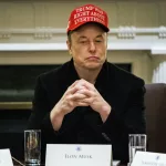 La vieja del visillo va en un coche chino por la calle de Alcalá