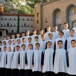 Crisis y conmoción en el catalanismo porque la Escolanía de Montserrat canta en español con Rosalía