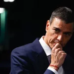 El patinazo de Sánchez: felicita a la Guardia Civil con un lema de una serie de TVE