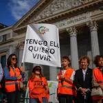 Enfermos de ELA claman en el Congreso contra el "abandono" y las "cortinas de humo" de Sánchez