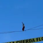 El ‘show’ de Greenpeace a 30 metros de altura en Madrid: "El planeta, en la cuerda floja"