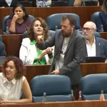 "Fantasías sádicas", bronca y expulsión del diputado que simuló disparar a Ayuso en la Asamblea