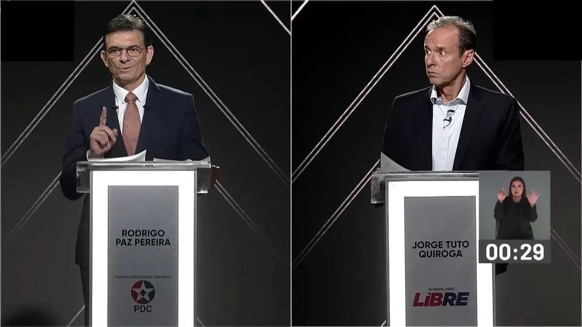 Los candidatos Rodrigo Paz (izquierda) y Jorge "Tuto" Quiroga, durante el debate presidencial del domingo 12 de octubre.
