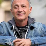 Juan José Becerra ganó el Premio de la Crítica en la Feria del Libro por su libro ‘Un hombre’