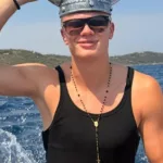 Haaland festejó su cumpleaños 26 a lo grande: hizo de DJ, jugó al golf desde un barco y metió casco vikingo