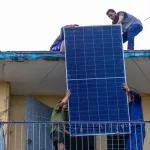 Semillas de arroz vietnamitas y paneles solares chinos: la batalla por sobrevivir en la Cuba sitiada por Trump