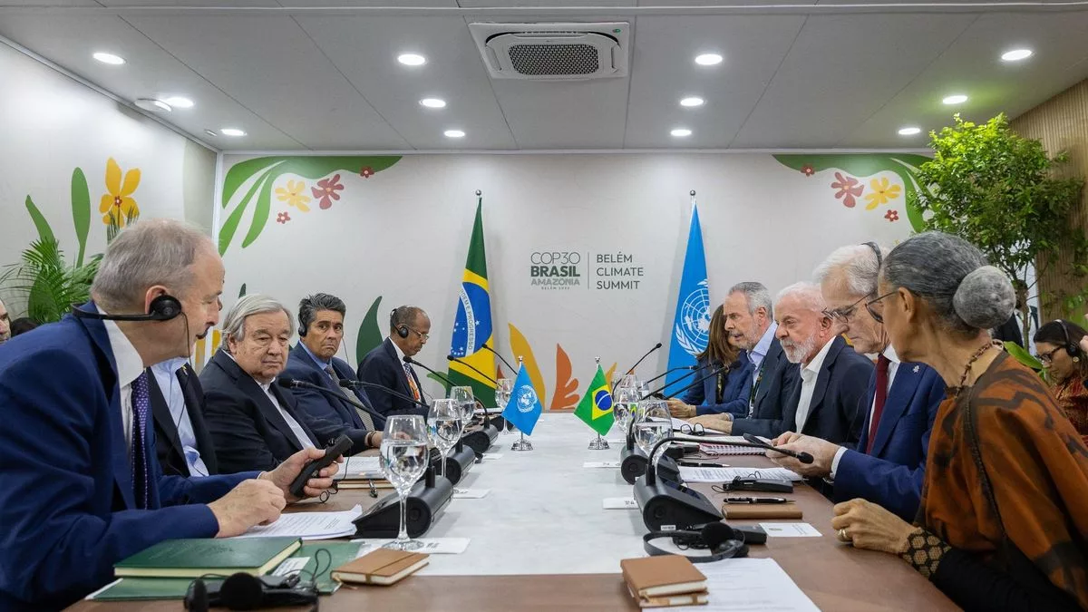 Mesa redonda sobre adaptación celebrada el 7 de noviembre de 2025 en la COP30, con Lula da Silva (tercero a la derecha) y la ministra de Medioambiente de Brasil, Marina Silva (primera a la derecha), entre los asistentes. La cumbre se suele llamar “la COP de la adaptación”