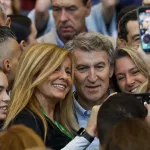 Un sondeo da al PP 41 escaños más que a Sánchez, con la derecha por encima de los 200 diputados