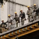 Flexibilización para despedir, recorte de horas extras y vacaciones: qué implica la reforma laboral de Milei