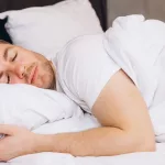 Cuántos minutos deben pasar desde que una persona se acuesta hasta que se duerme y que sea saludable