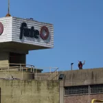 La justicia revocó la orden de desalojo del predio de FATE