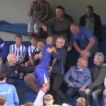 Video: lo reemplazaron, escuchó críticas, subió a la platea a pelearse y lo expulsaron
