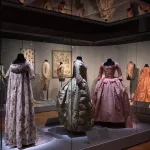 De María Antonieta a Chanel: cómo el siglo XVIII sigue influyendo en la moda actual