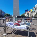 Instalaron dos misteriosas cunas con corazones gigantes en el Obelisco: quién las puso y por qué