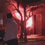 Incendio y explosión de un auto dentro de una casa de Lanús: un hombre salió a la calle envuelto en llamas y está grave