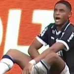 Video: se agarró los testículos delante de un argentino y lo echaron por VAR