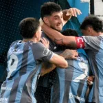 El golazo de chilena de Hauche en su partido 100 en Temperley