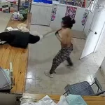 Robó en un almacén, forcejeó con la dueña y quedó desnuda: el insólito motivo de su regreso al local