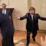 La insólita entrada de Javier Milei a la reunión de su nuevo Gabinete: abrazos, saltitos y música de James Brown