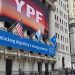 Salta el dólar y el riesgo país, pero las acciones festejan por la suba del petróleo