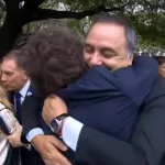 El efusivo abrazo de Javier Milei a Manuel Adorni en el acto por Malvinas