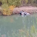 Tragedia en Río Negro: un auto cayó a un canal de riego, quedó dado vuelta y murió su conductor