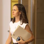 El "chantaje" de Podemos a Junts: negociar el traspaso de inmigración a cambio de la regularización masiva