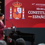 Ayuso alerta sobre el ‘procés’ socialista español y sitúa a la prensa libre como protagonista del Día de la Constitución