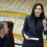 Ayuso propone dos placas para Moncloa y Ferraz: "Aquí escondían al hermano de Sánchez"  y "Aceptamos pago en metálico"