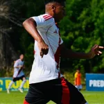 ¿Te faltan goles, Muñeco? Spiff, el 9 con raíces nigerianas que tuvo su bautismo en la red en Reserva