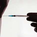 Un fallo judicial vinculó la vacuna del Covid de Pfizer con un efecto adverso neurológico poco conocido