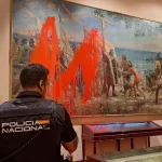 Un grupo de activistas arrojó pintura roja y dañó un cuadro de Cristóbal Colón en Madrid