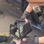 Manejaba un auto mellizo que era buscado por un robo y tenía miles de dólares en la guantera